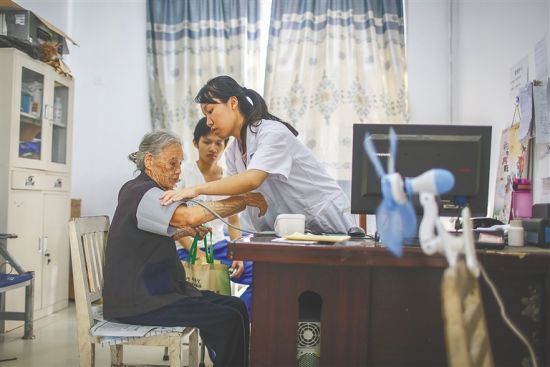 白沙南开乡卫生院全科医生在给病人看病。海南日报记者 袁琛 摄(资料图)