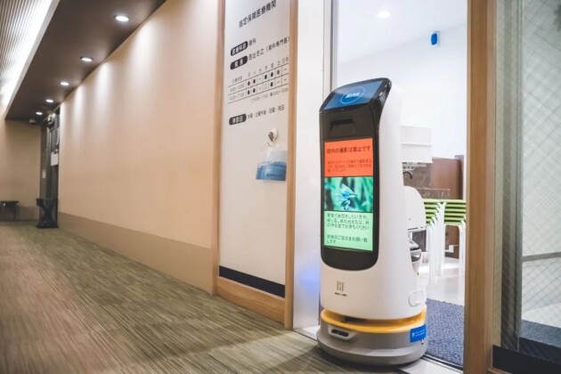 普渡机器人首次落地日本眼科医院，实现医疗领域新突破